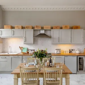 Luxury Two Floor Central Duplex Free Parking Apartment Bath